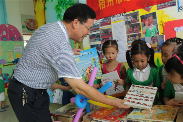 梧州市總工會(huì)黨組書(shū)記、常務(wù)副主席朱明勝在梧州市總工會(huì)到梧州高新區(qū)雙語(yǔ)實(shí)驗(yàn)學(xué)校開(kāi)展關(guān)愛(ài)農(nóng)民工留守活動(dòng)中為孩子們送上學(xué)習(xí)用具