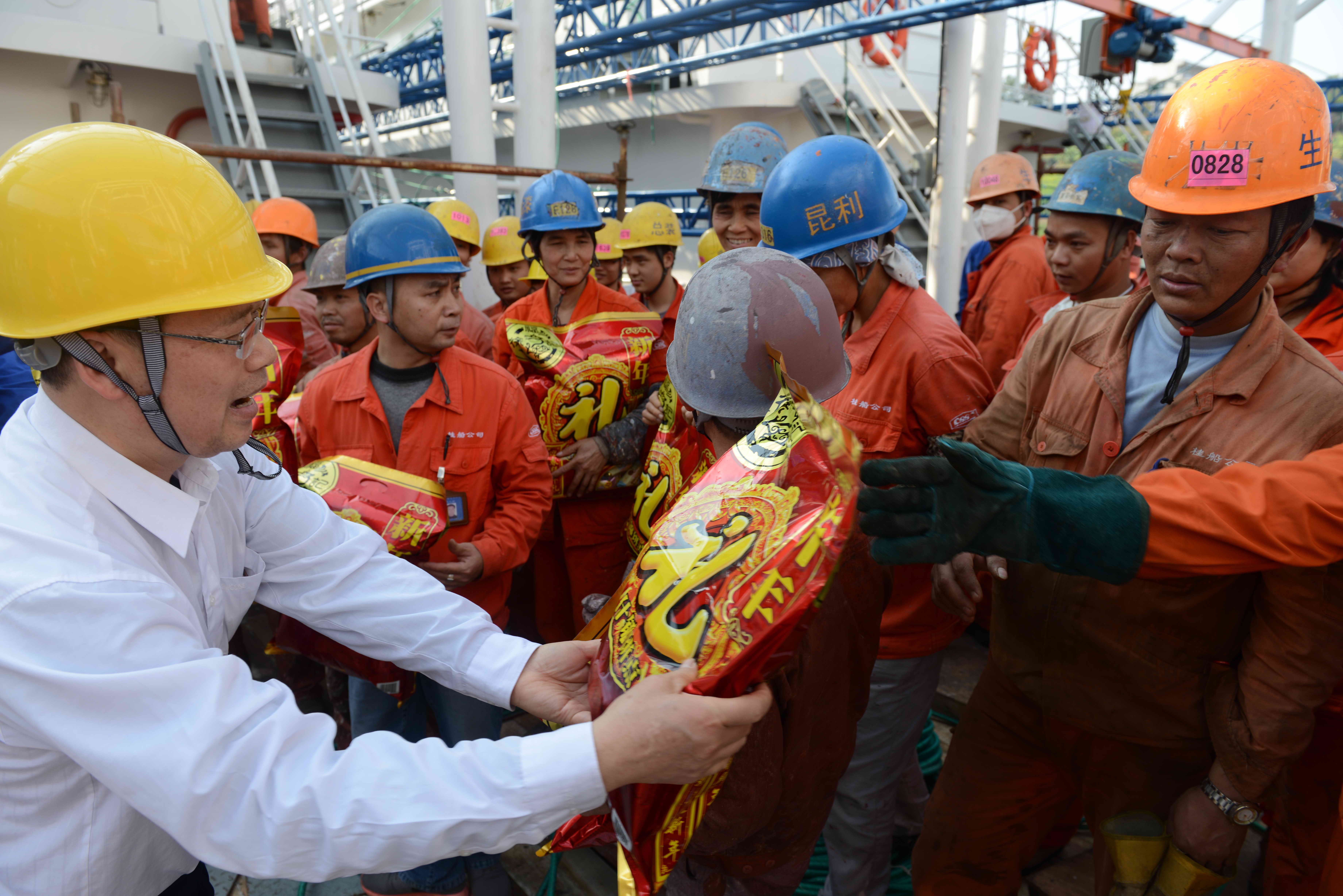 梧州市總工會黨組書記、常務副主席朱明勝為一線職工贈送新春禮包.jpg