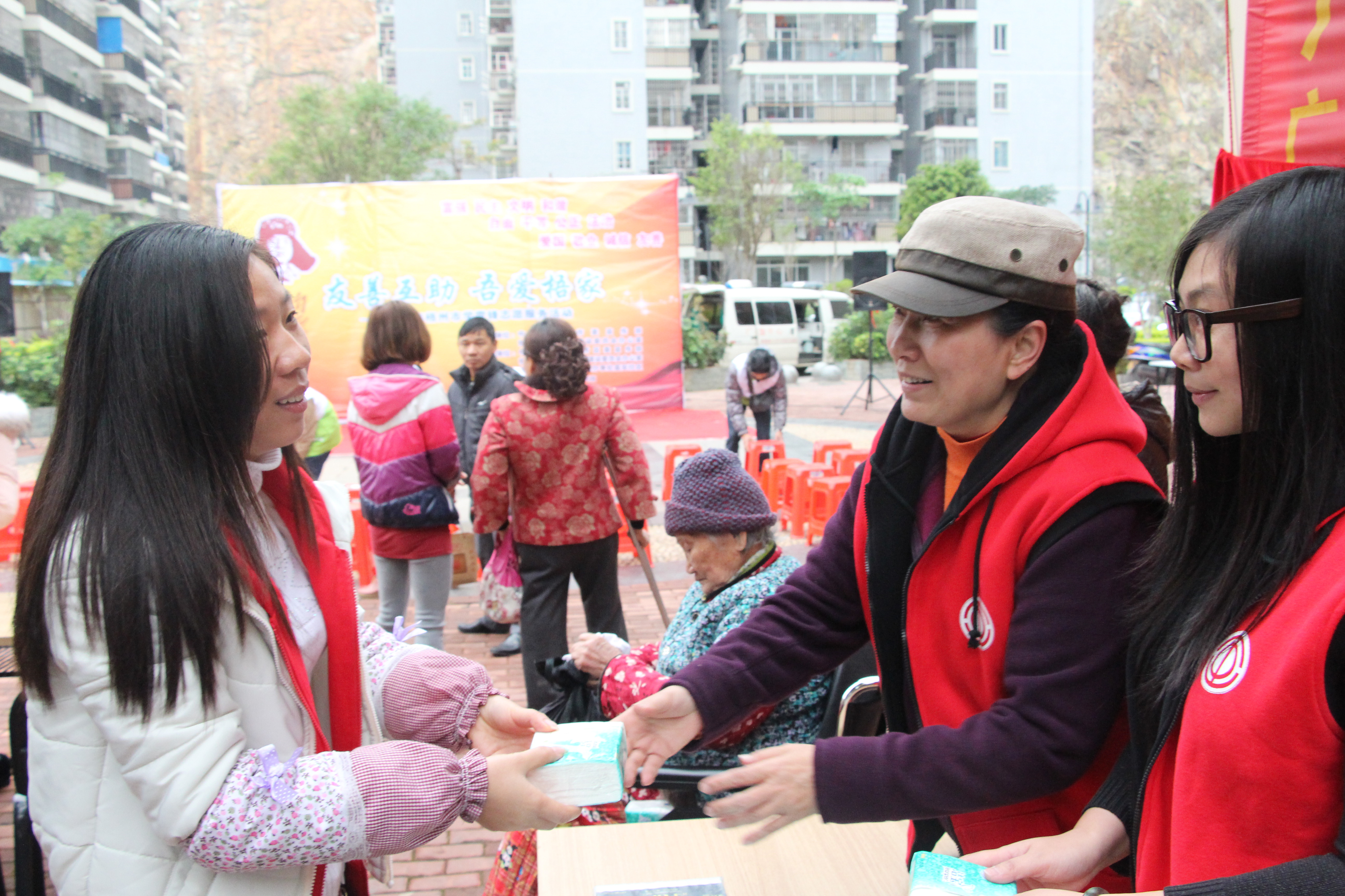 市總職工燈謎協(xié)會舉辦“學(xué)雷鋒職工燈謎進社區(qū)”活動