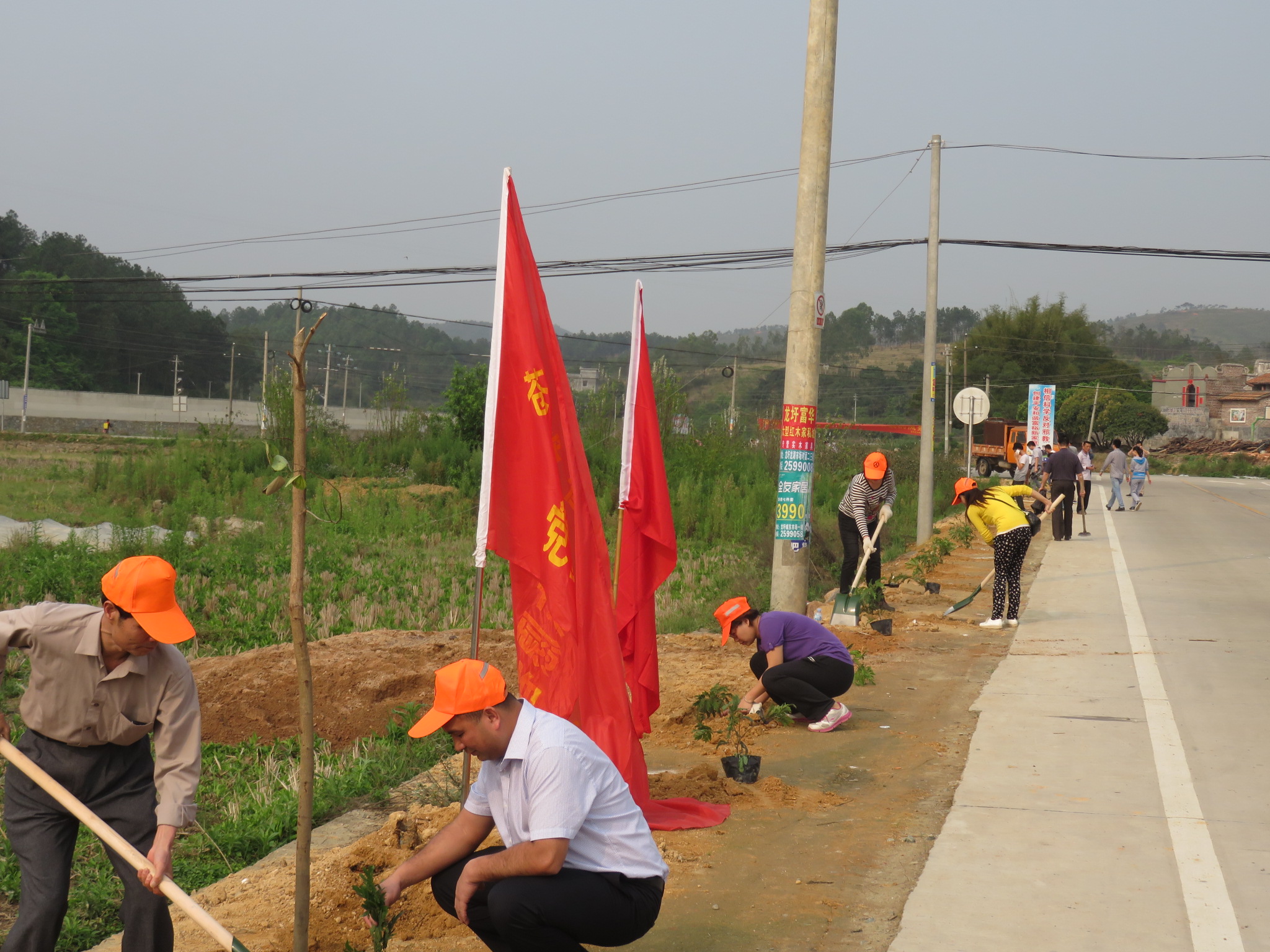 龍圩區(qū)領導與機關(guān)干部職工等人參加義務植樹活動