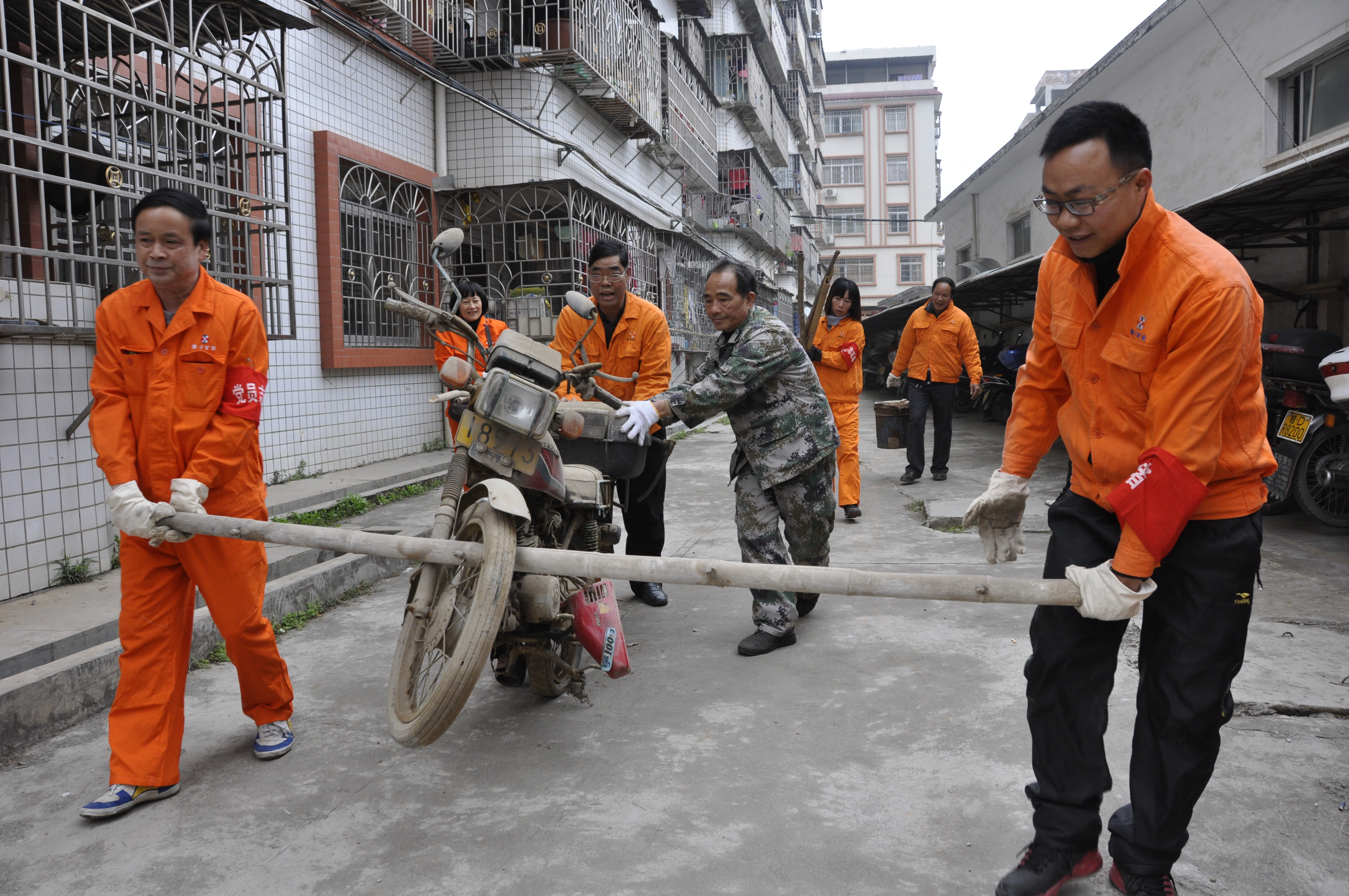 佛子公司開展清理廢舊摩托車、自行車、生活垃圾志愿者服務活動