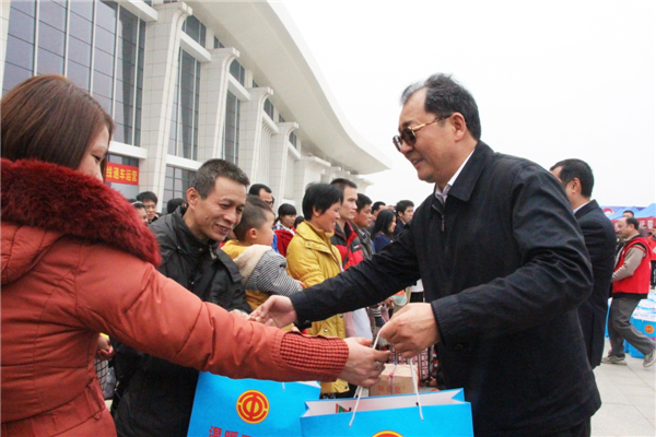 自治區(qū)人大常委會(huì)副主任、總工會(huì)主席王躍飛為返鄉(xiāng)農(nóng)民工贈(zèng)送新春大禮包.jpg