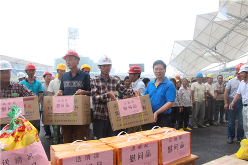 市總工會黨組書記、常務副主席為在建體育場農(nóng)民工送清涼