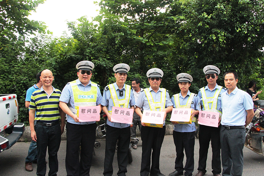 梧州市總到一線交警工作崗位上送清涼送關懷(圖文)