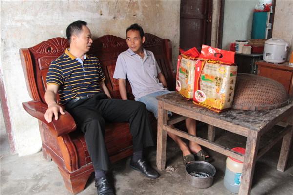 8月12日，梧州市總工會(huì)黨組書記、常務(wù)副主席梁耀中前往藤縣塘步鎮(zhèn)龍安村定點(diǎn)貧困戶家中，為他們送上慰問品并了解他們的家庭情