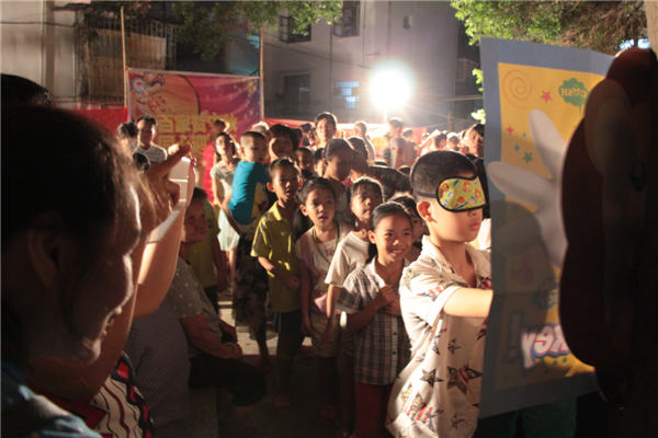 在中秋節(jié)來(lái)臨之際，為進(jìn)一步拓展&ldquo;雙報(bào)到&rdquo;活動(dòng)，踐行&ldquo;兩學(xué)一做&rdquo;學(xué)習(xí)教育，關(guān)愛(ài)社區(qū)職工群眾，營(yíng)造歡樂(lè)祥和的節(jié)日氛圍，梧州市