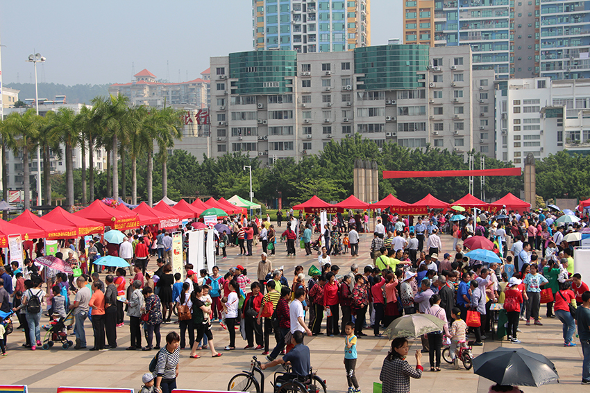 市總工會舉辦慶五一“中國夢，勞動美”服務(wù)職工廣場活動(圖文)