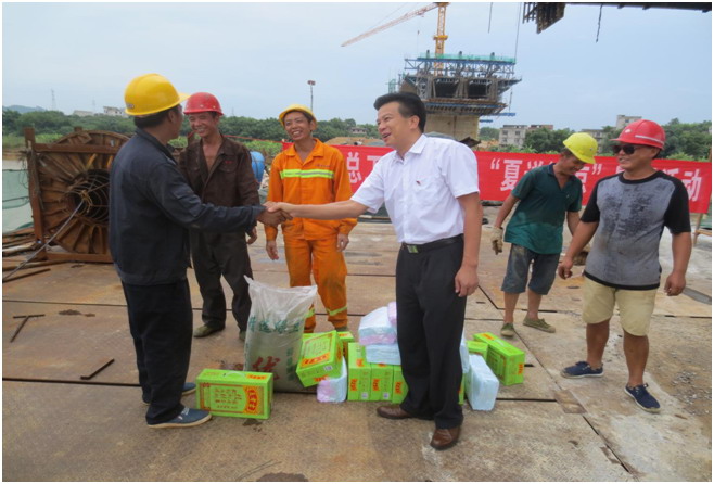 藤縣人大副主任、總工會(huì)主席陳淼東在衫花根大橋建設(shè)工地開展&ldquo;夏送清涼&rdquo;慰問活動(dòng).jpg