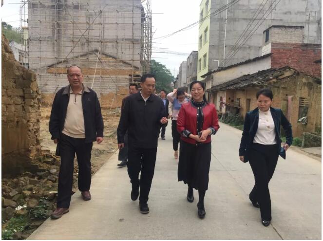 市總工會(huì)黨組書(shū)記、常務(wù)副主席梁耀忠到掛點(diǎn)幫扶村調(diào)研