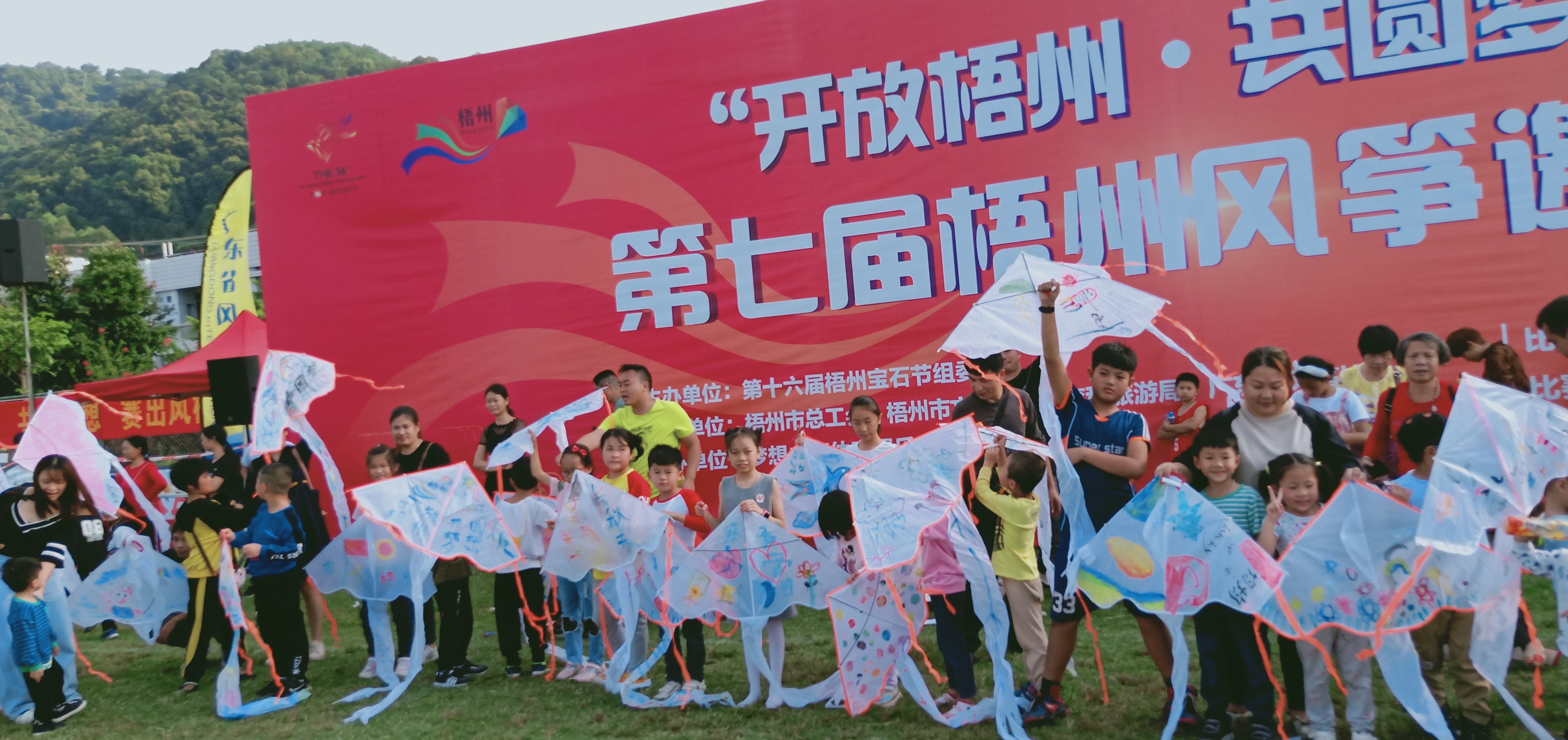 活力四射上演“空中芭蕾” 開放梧州共享“文化盛宴”