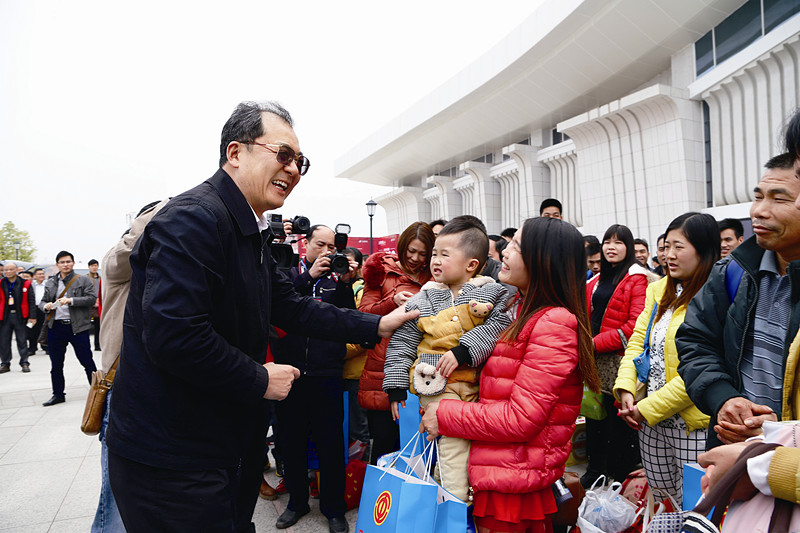 王躍飛在梧州迎接在粵務工返鄉(xiāng)農(nóng)民工