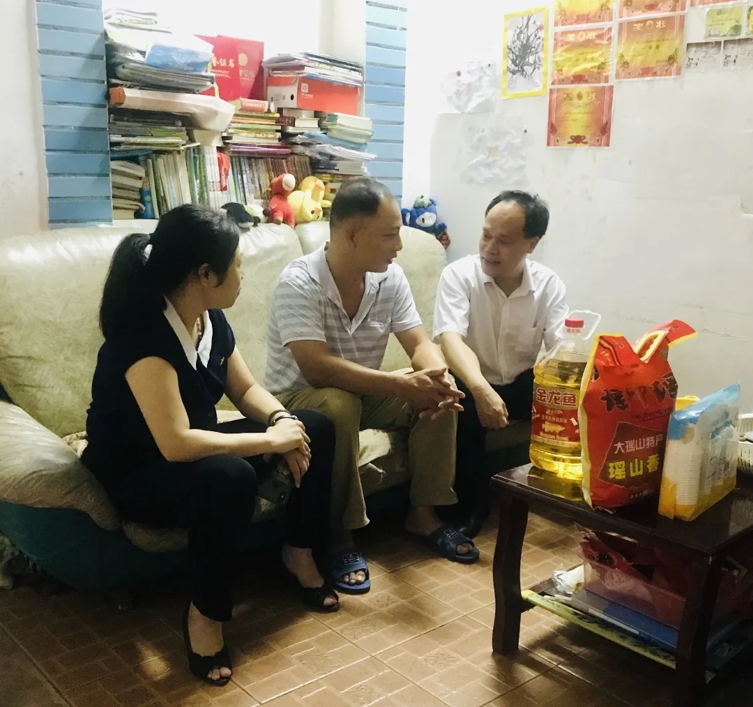 節(jié)日慰問(wèn)暖人心，結(jié)對(duì)幫扶情誼真