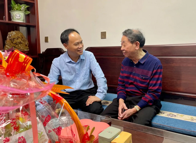 秋意濃，情意真，重陽(yáng)慰問(wèn)暖人心