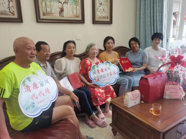 廉潔到訪 送禮到家——市總工會(huì)等部門開展“禮遇最美家庭 弘揚(yáng)清廉家風(fēng)”活動(dòng)