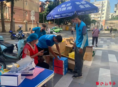 【職工抗“疫”剪影】⑤送餐、送菜、送藥、送米油……疫情期間奔走在物資配送一線的外賣小哥