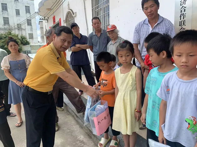 “六一”慰問(wèn) 情暖童心丨梧州市總工會(huì)開(kāi)展“六一”兒童節(jié)系列慰問(wèn)活動(dòng)