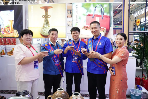 梧茶飄香展魅力，技能創(chuàng)新眾人捧丨梧州六堡茶亮相第二屆大國(guó)工匠創(chuàng)新交流大會(huì)