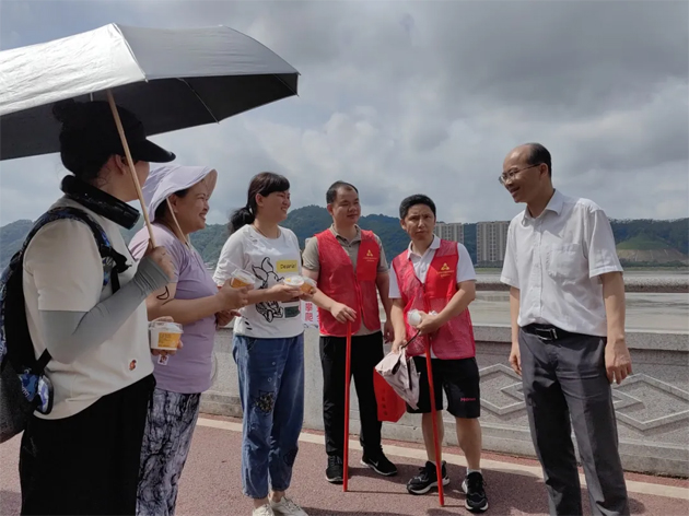 梧州市總工會“送清涼”慰問堅(jiān)守在防汛抗洪一線的職工