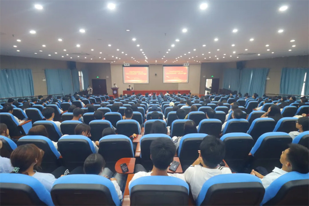 【勞模工匠進(jìn)校園】弘揚(yáng)勞模精神 點亮青春夢想