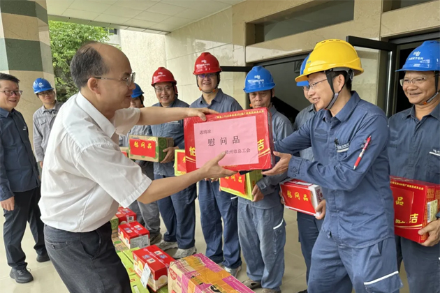梧州市總工會聯(lián)合南方電網(wǎng)超高壓公司梧州局開展送清涼慰問活動