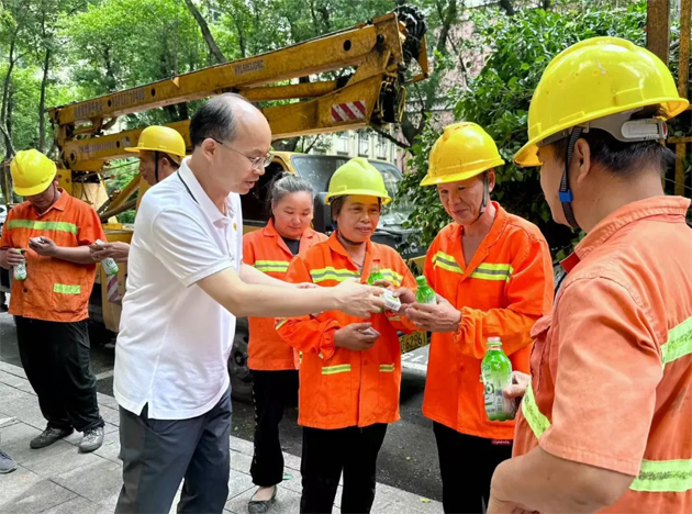 清涼驅(qū)暑熱，關(guān)懷沁人心丨梧州市總工會與愛心企業(yè)為艱苦崗位一線職工送清涼