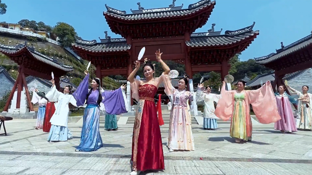 聽，梧州學(xué)院的教職工演繹《禮儀之邦》向祖國73周年華誕獻(xiàn)禮