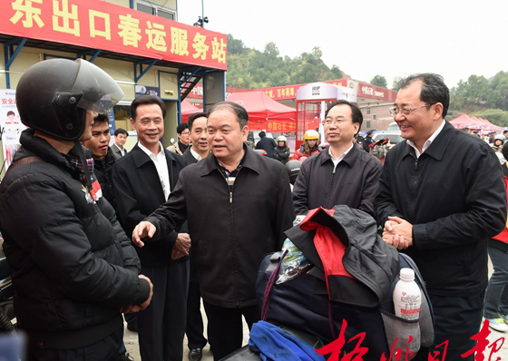 粵桂兩省(區(qū))領(lǐng)導檢查“暖流行動”并開展志愿服務