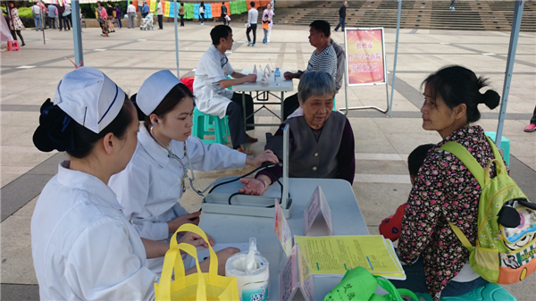 近日，梧州市總工會(huì)在市政廣場(chǎng)舉辦服務(wù)職工和農(nóng)民工活動(dòng)，10多個(gè)基層工會(huì)參與服務(wù)活動(dòng)，圖為醫(yī)療系統(tǒng)組織勞模志愿隊(duì)免費(fèi)義診，