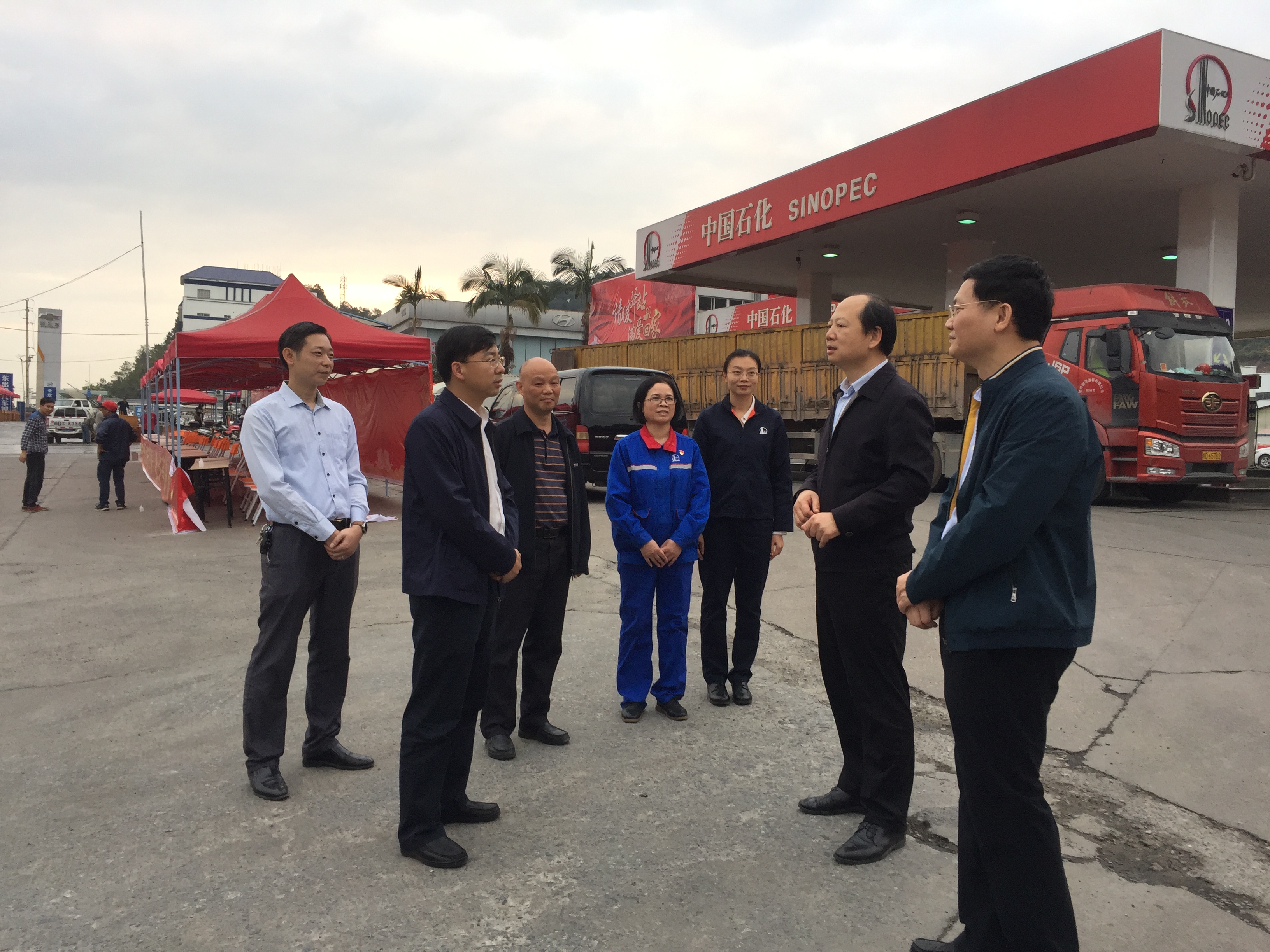 自治區(qū)總工會副主席鄭勝景到梧州春運服務站指導工作