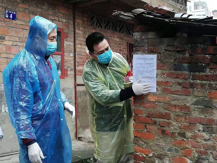圖3.2月4日，萬(wàn)秀區(qū)總工會(huì)主席莫培燁到龍骨社區(qū)協(xié)助開(kāi)展疫情防控核查和宣傳工作.jpg
