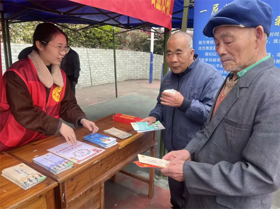 萬秀區(qū)總工會開展春節(jié)“送萬福、進萬家” 公益活動