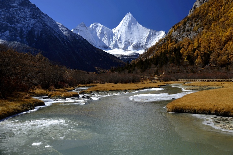 風(fēng)景區(qū)的仙乃日